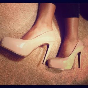 Vera Wang nude stilettos 👠